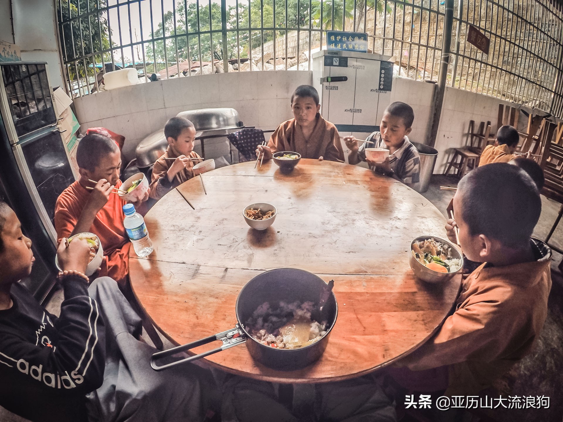 中缅边境的佛寺,旅途中遇到藏区僧人
