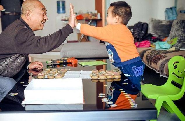 孩子调皮超市打碎罐头,工作人员的做法太到位,奶奶更是值得学习