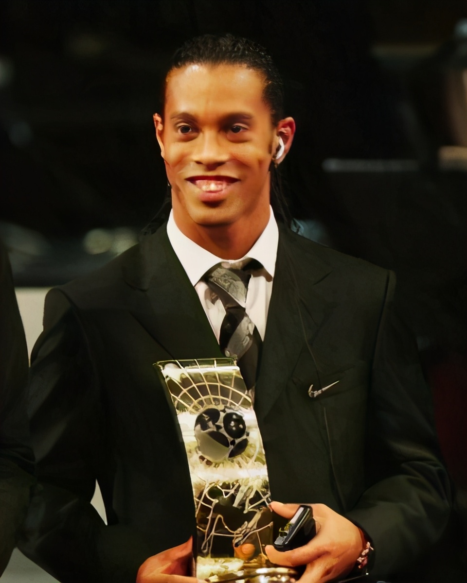 身披10号球衣,足球巨星排名贝利