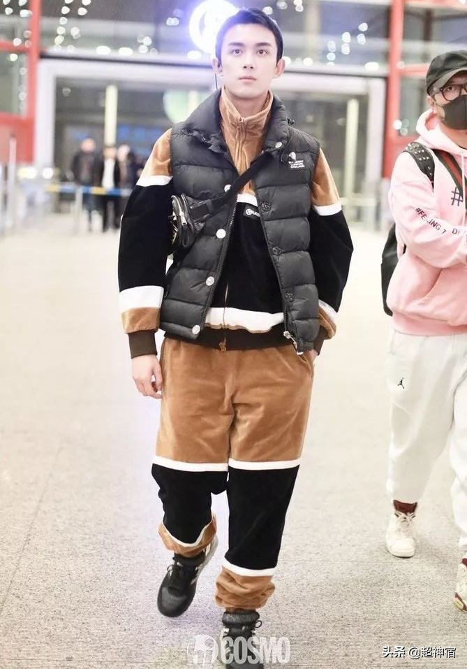 明星机场穿搭秋冬大衣,明星同款背心马甲外套穿搭