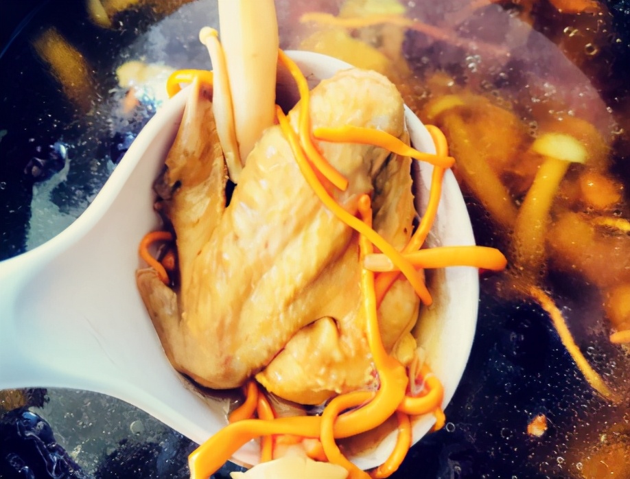 春天鸡肉和什么一起炖最营养,春天炖鸡汤什么食材搭配最好