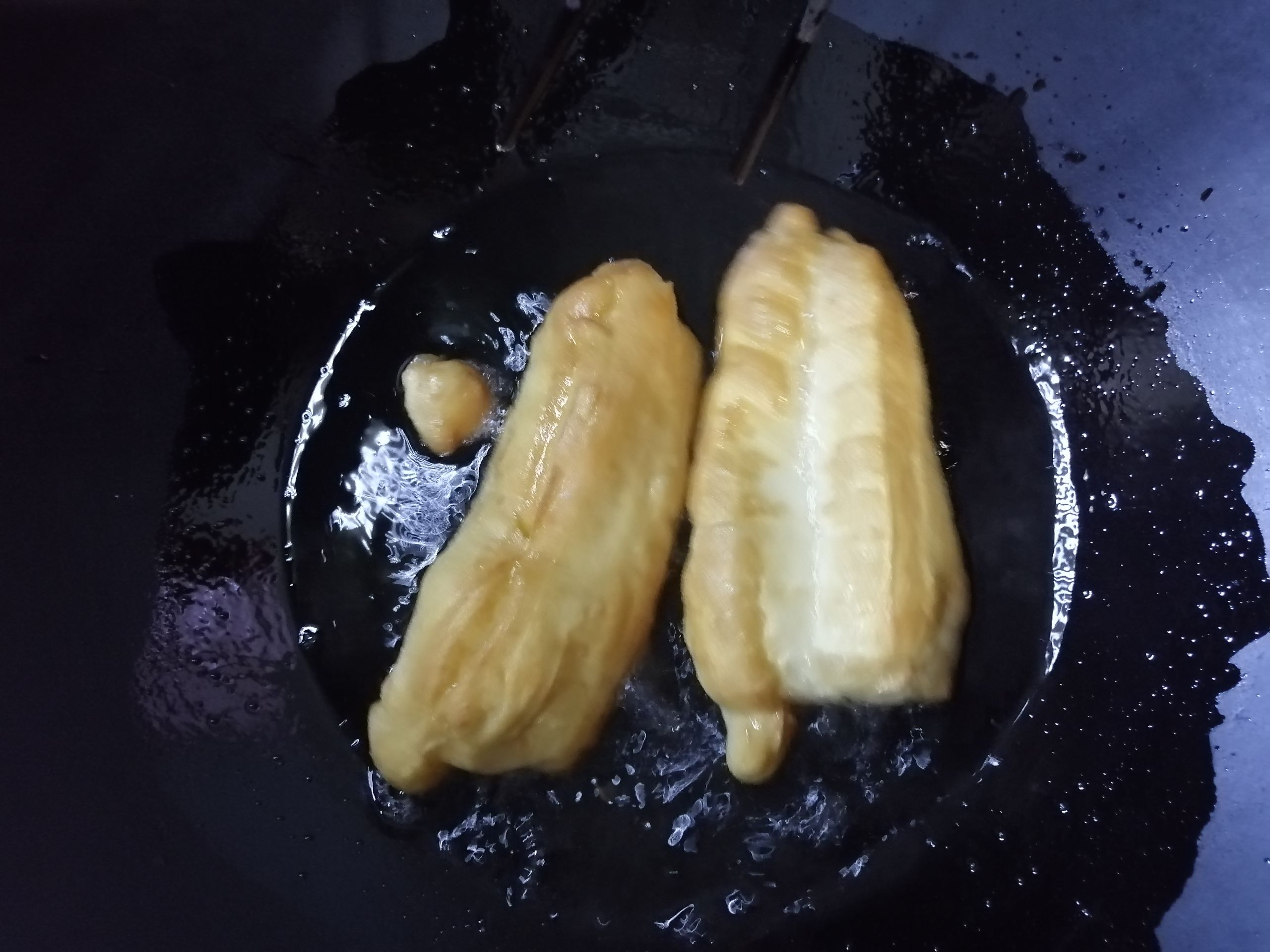 家庭炸油条简单好吃的方法,在家炸油条最简单的做法