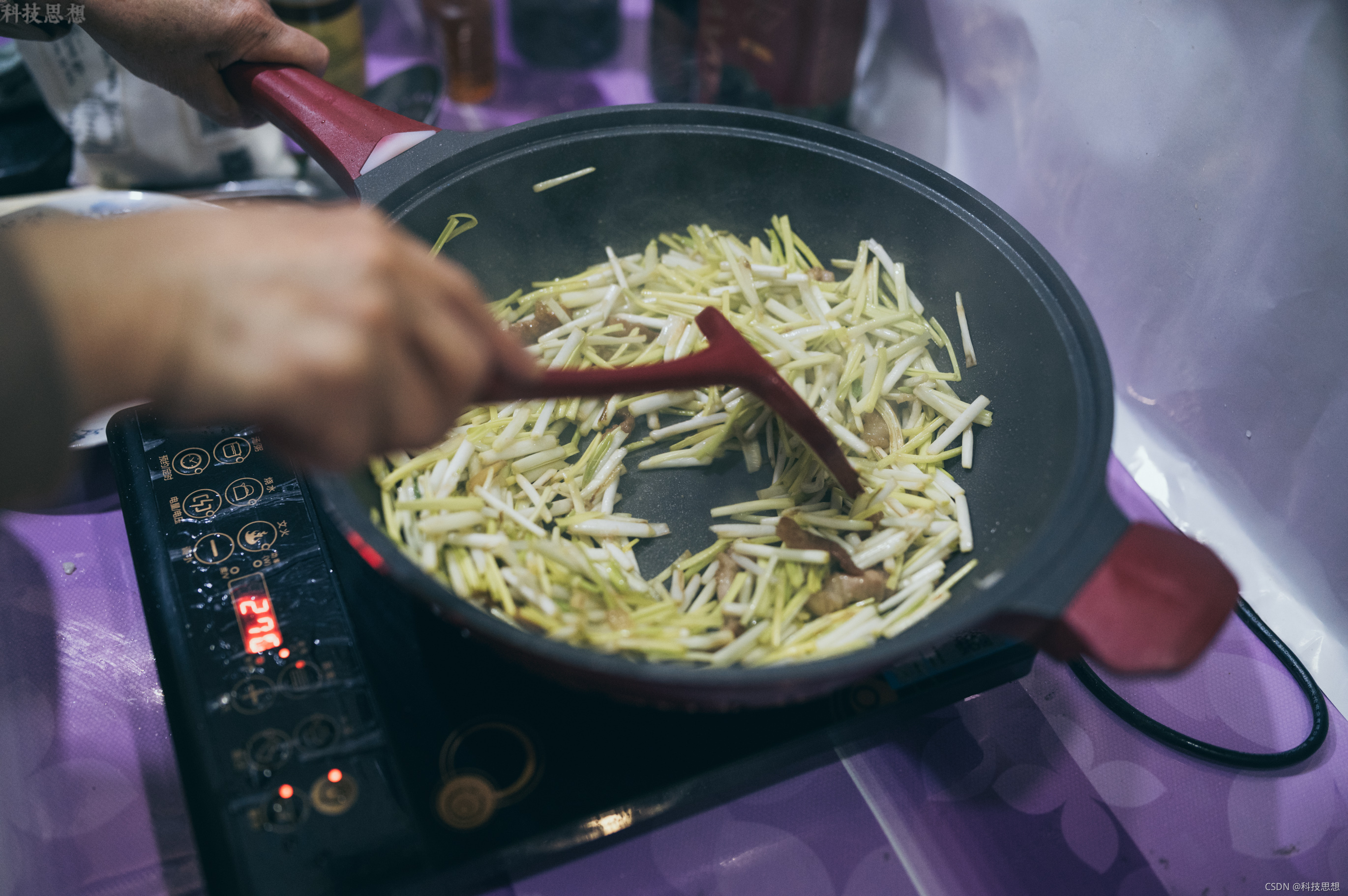 一擦就干净的平底锅，功能还真不少，帝伯朗菲尼雅浮雕钛钻不粘锅