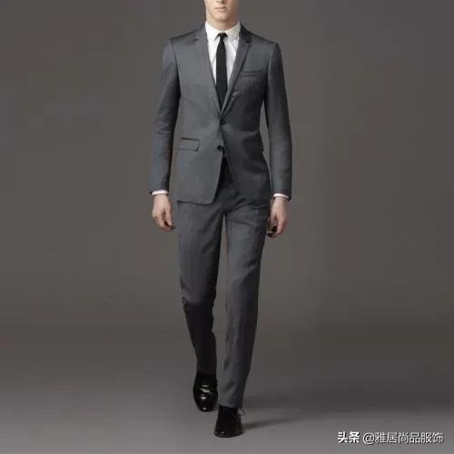 男士黑色西装搭配什么颜色打底衫,男士休闲西装外套怎么穿搭配好看