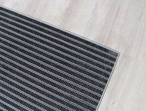 现在还有人客厅放地毯么,家里地毯脏了你会用什么方法清理