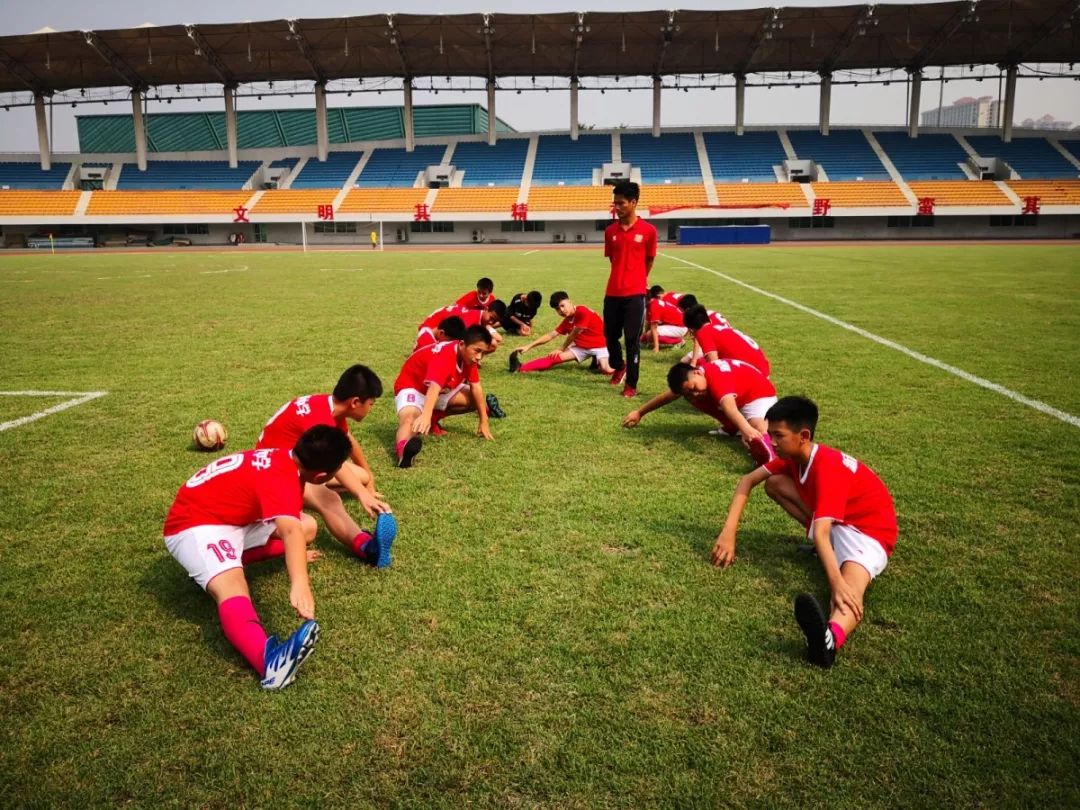 腾飞广州黄埔,热烈祝贺我校获足球特色学校