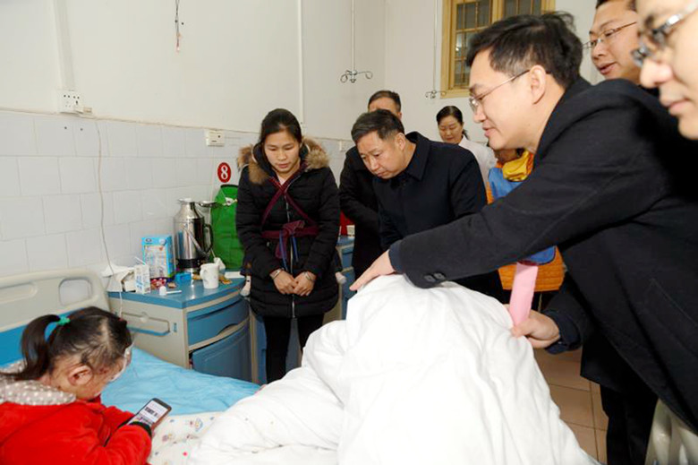 健康扶贫送温暖,健康扶贫暖民心群众看病有保障