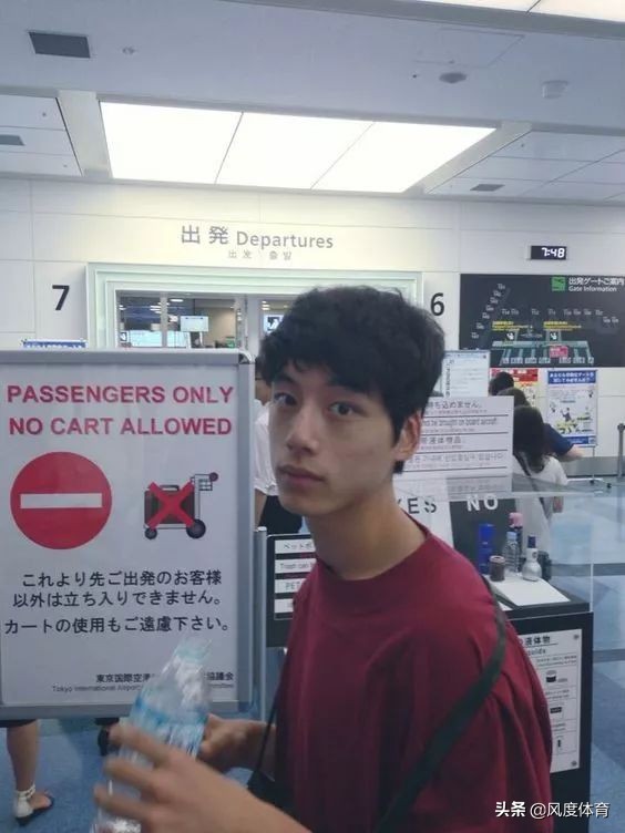 颜值高大长腿还会穿,谁高中没有暗恋过这样一个体育生?