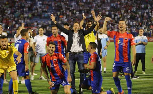 西班牙西乙三冠,西班牙人队降入西乙