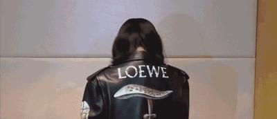 今秋皮衣这样穿又酷又美,早秋皮衣短款酷飒