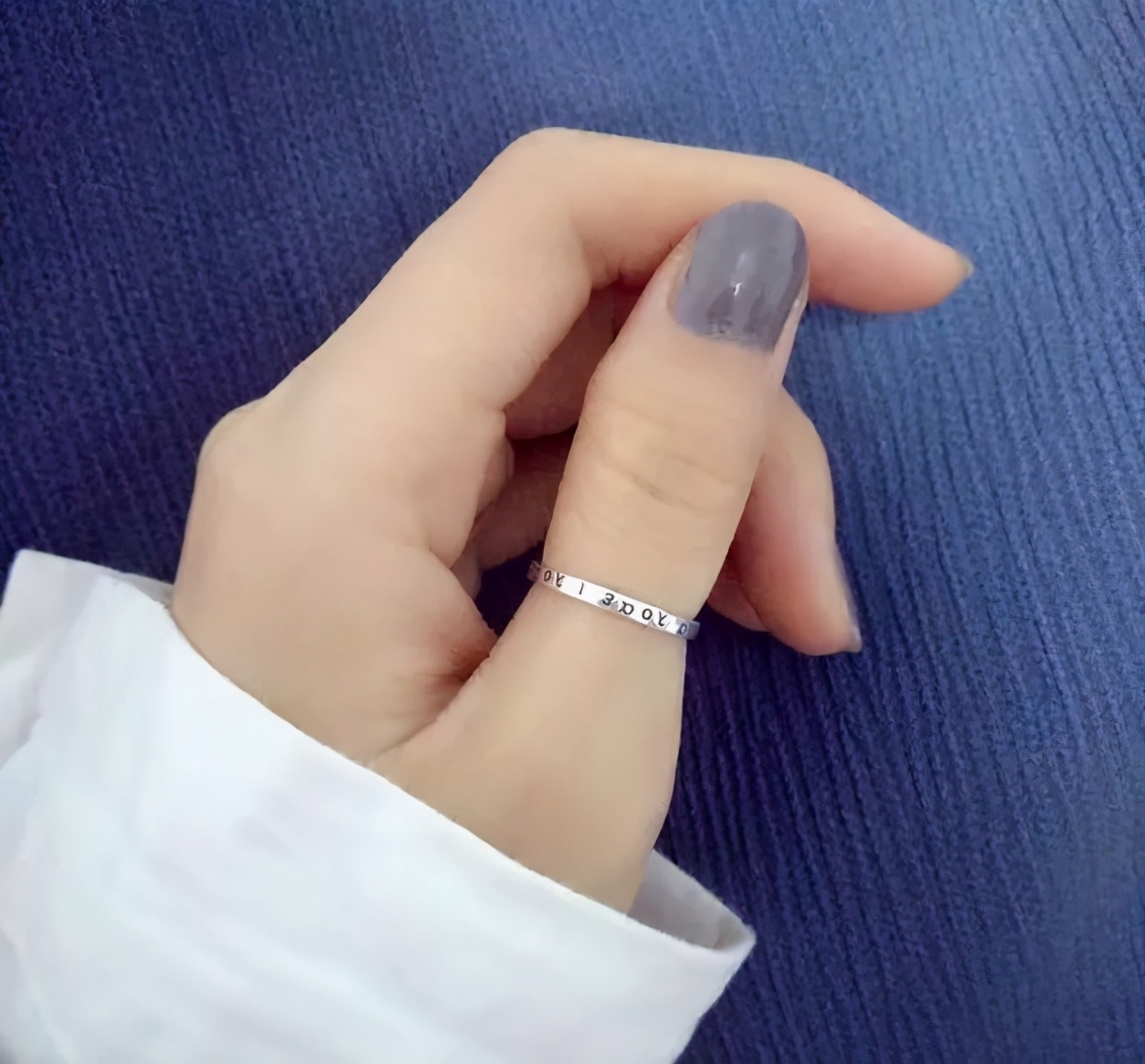 60岁的女人戒指应该戴哪个手指,戒指千万不要戴错了你学会了吗