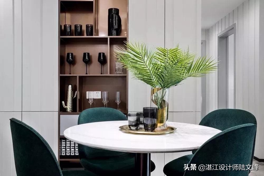 大理石瓷砖永不过时的地砖颜色,有大理石纹的浅灰色瓷砖