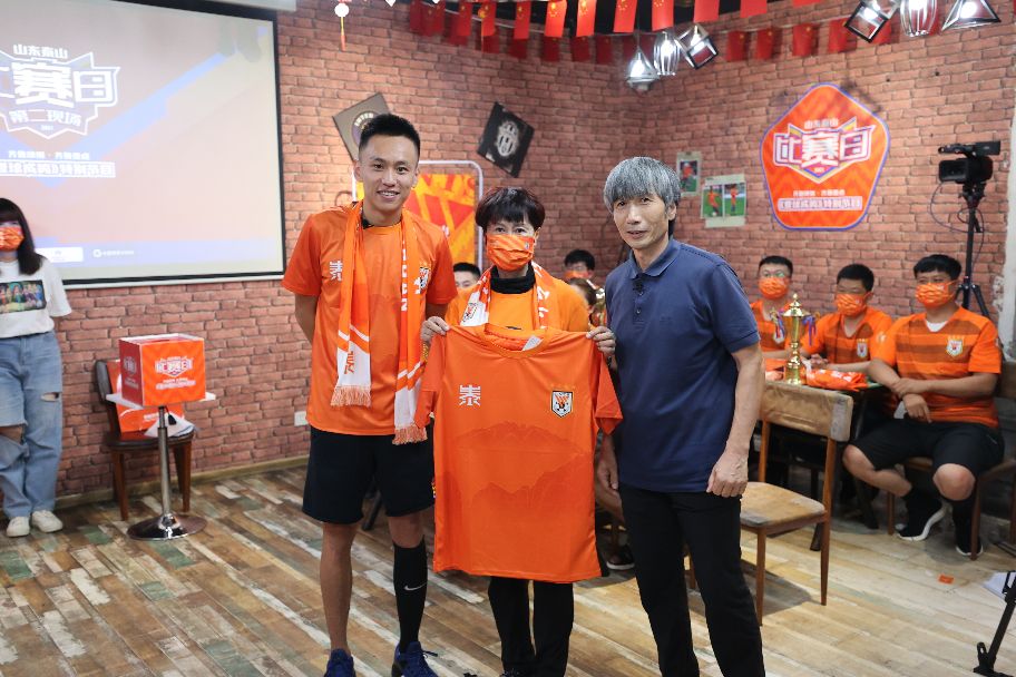 “第二现场”与球队同在，橙色火焰为球队助威