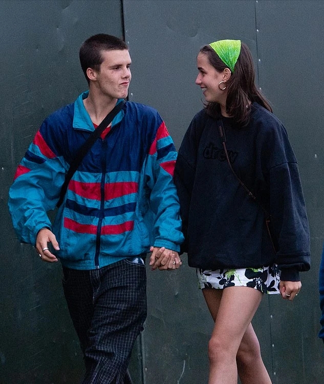 贝克汉姆二公子18岁女友不低调！穿镂空黑裙闪耀亮相，不输准大嫂