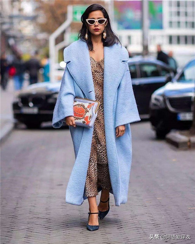 焦糖色大衣和蓝色大衣哪个更好看,焦糖色大衣如何穿出高级感