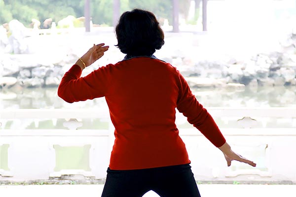 上下楼梯走路膝盖疼咋回事,上下楼梯时膝盖总是响是怎么了