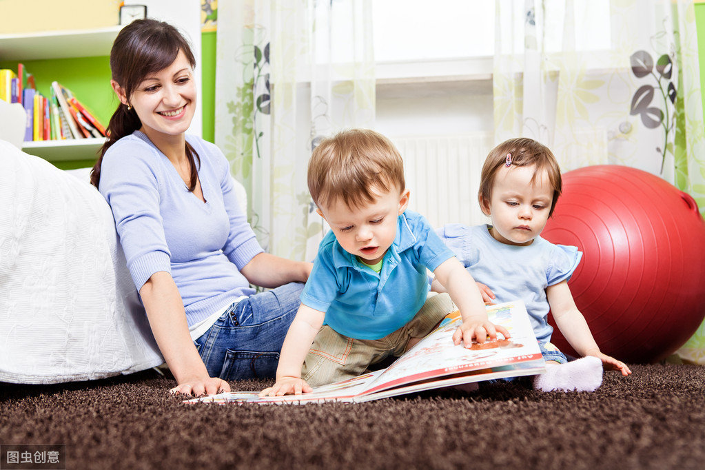 宝宝喜欢坐地上怎么管教,宝宝老爱摸什么原因