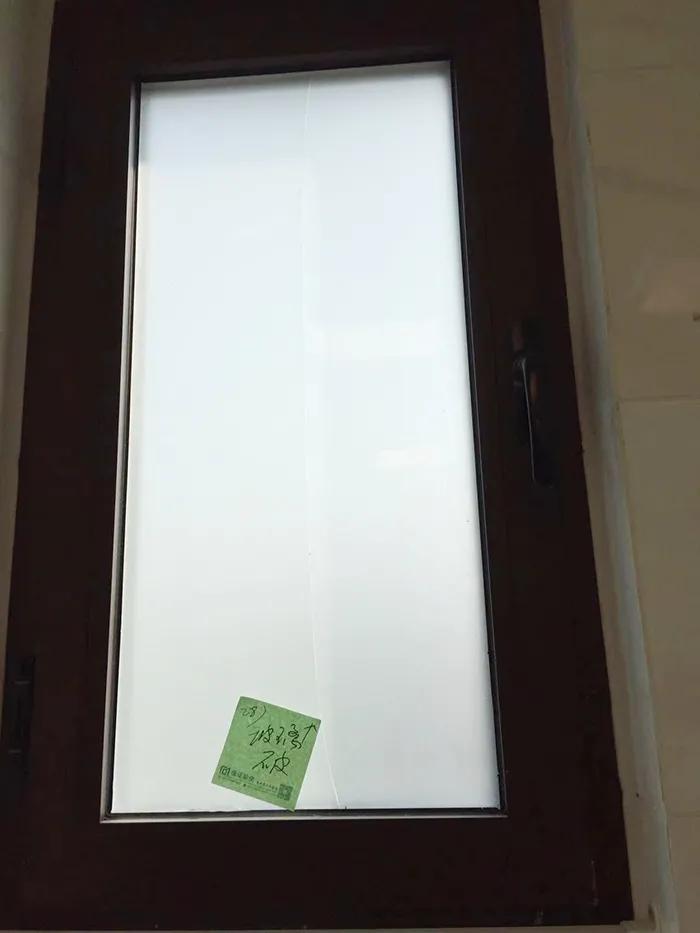 验房返碱问题,验房窗户玻璃破损案例