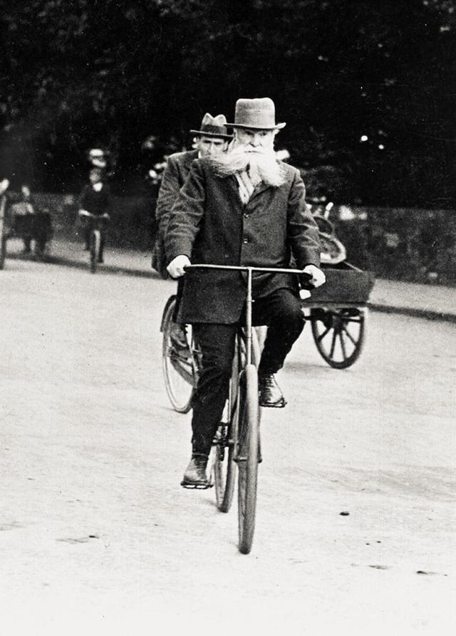 橡胶树一年产多少橡胶,轮胎的原材料是橡胶树吗