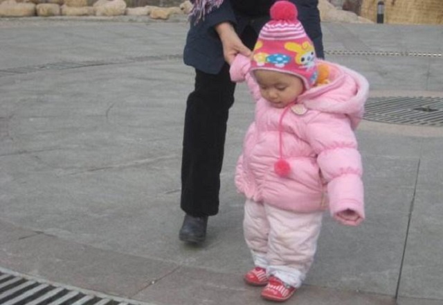宝宝走得早会影响腿型发育吗,婴儿几个月练站不影响腿部发育