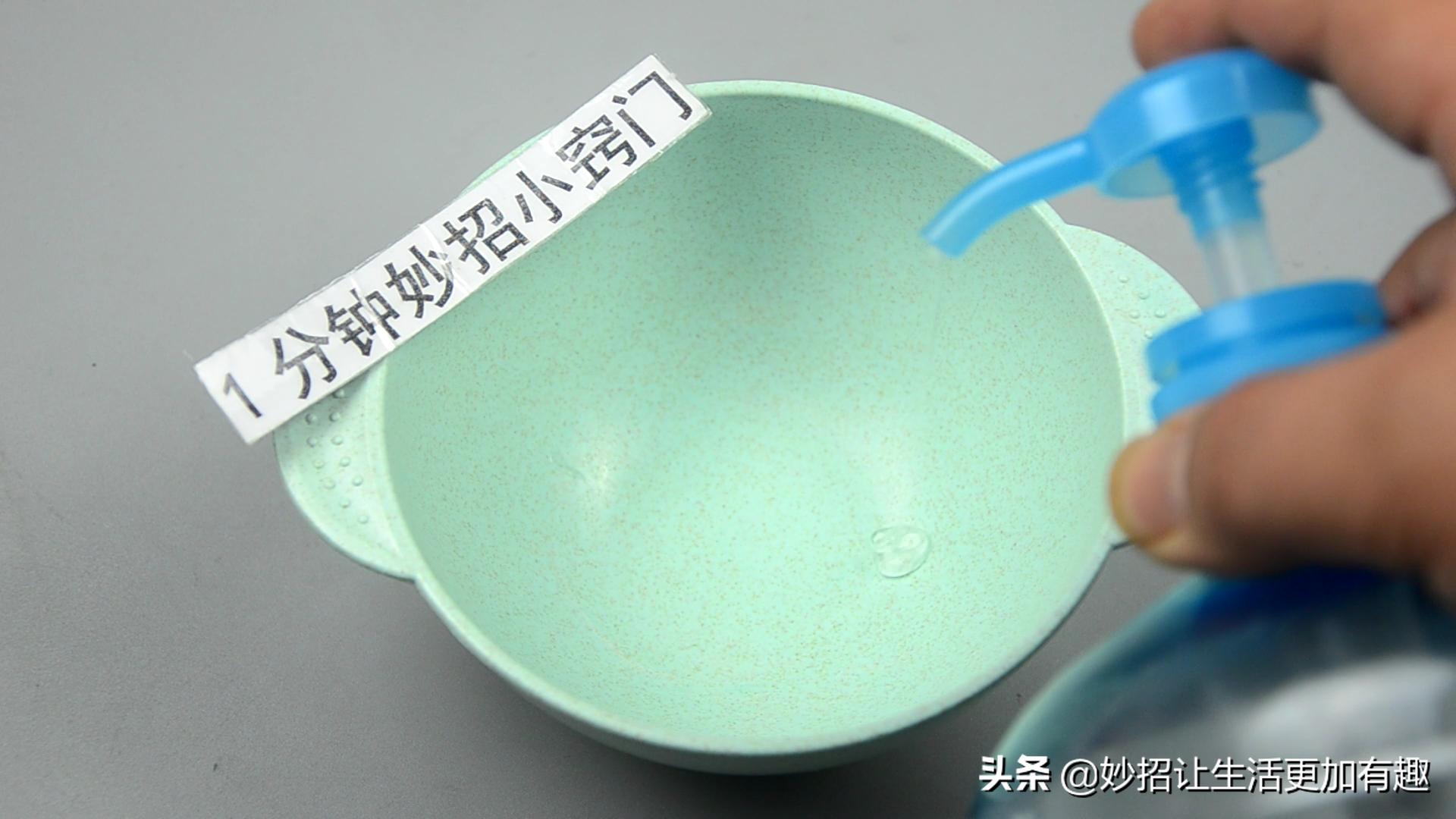 不伤墙壁的挂钩怎样粘才不会掉落,挂钩粘在地上怎么办