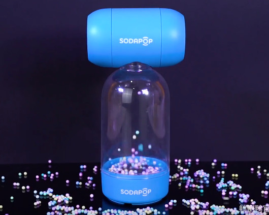 女主播捡垃圾塑料瓶做音响，“低音”效果太牛逼了