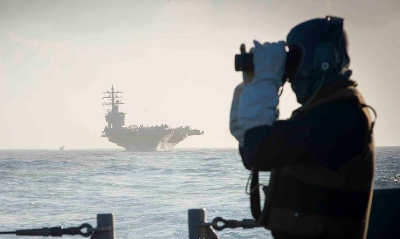 如果从航母上掉下来会怎么样,航母甲板人会掉下去吗