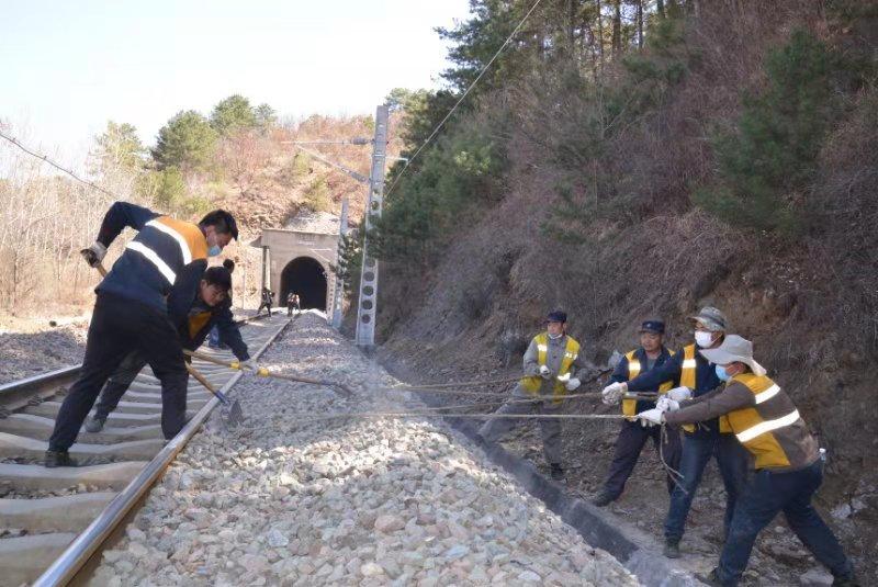 京通铁路线卸石砟上演“靓仔变脸术”