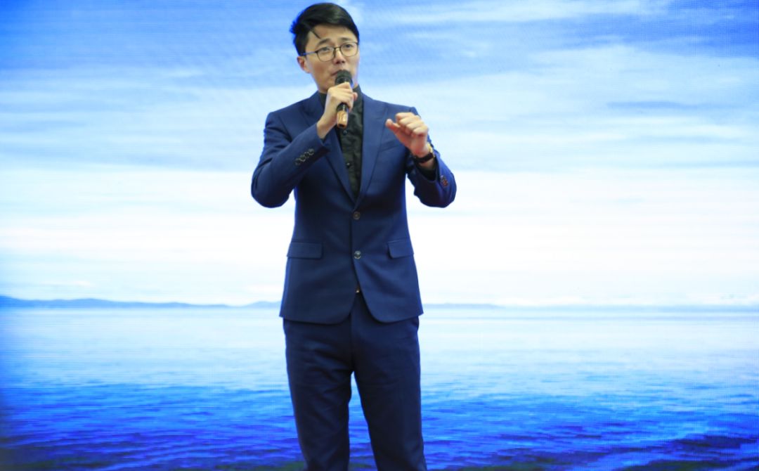 今天，华林小学的孩子们比看到雪还兴奋，原因是？