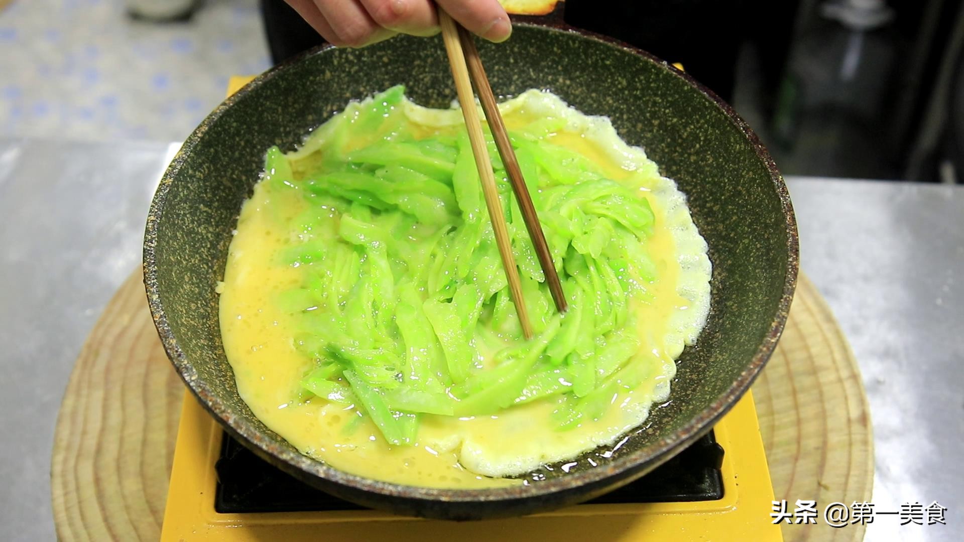 苦瓜煎鸡蛋苦瓜需要用水焯一下吗,厨师苦瓜炒鸡蛋的做法