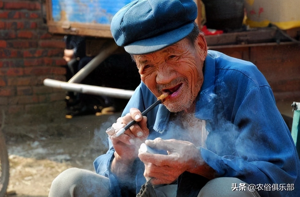 吞了烟袋油的蛇，离死不远！农村人的防蛇妙招，烟油还能解百虫？