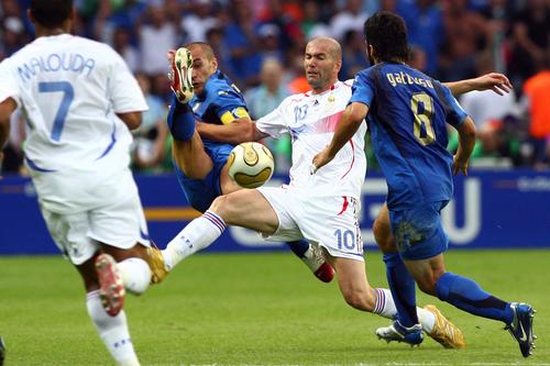 齐达内vs罗纳尔多谁厉害,齐达内和罗纳尔多是一个时期的吗