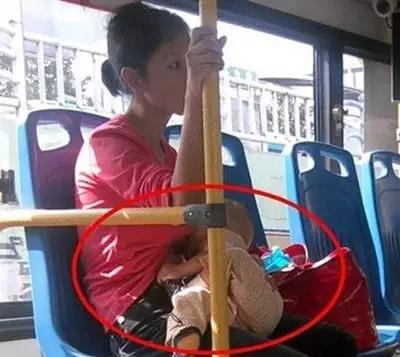 公交上应设哺乳屋吗？网友吵翻了！公交上哺乳被*拍偷**，到底尴尬了谁？