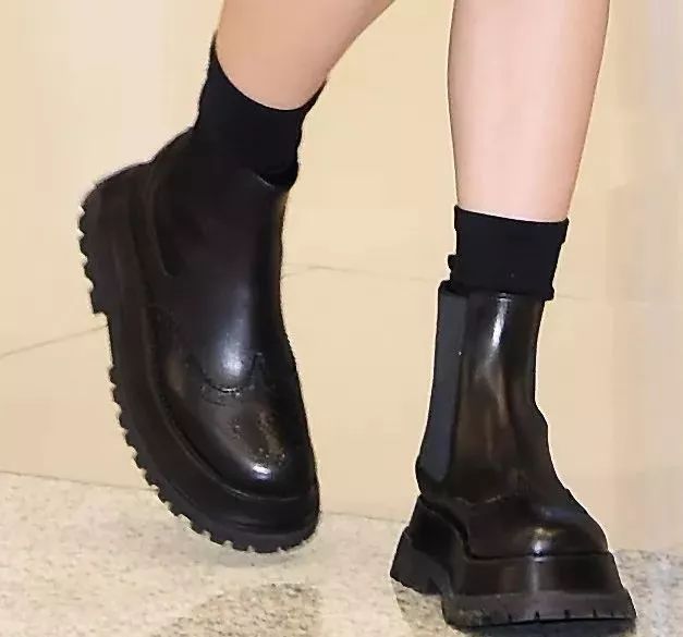 一双靴子竟然可以这么百搭,一双靴子有1kg吗