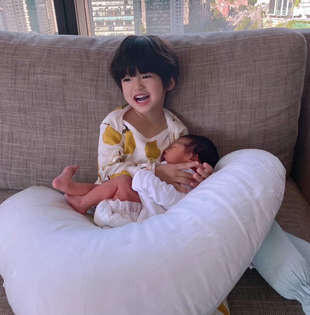 姜潮抱娃,姜潮抱儿子