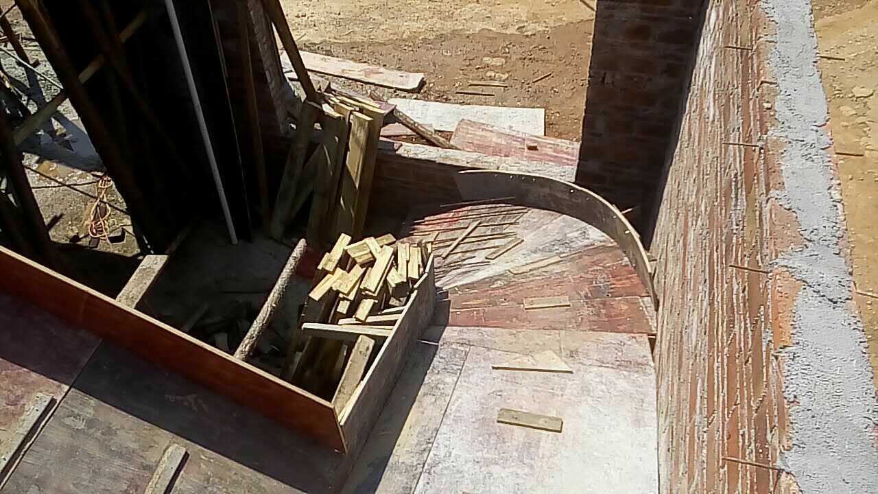 农村自建房为什么不要建旋转楼梯,农村自建房包工头不施工