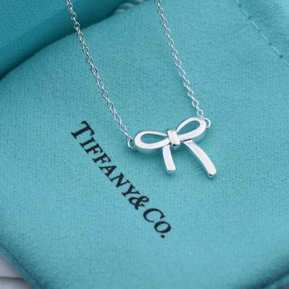 施华洛世奇和卡蒂罗项链哪个好,施华洛世奇项链爱心宝石经典款