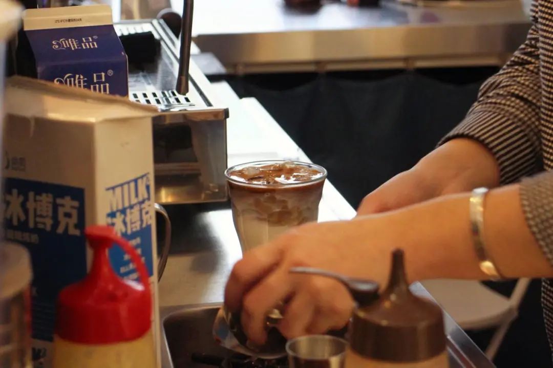 今天来认识下四川北路的隐藏身份,“上海的咖啡一条街”!