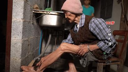 老奶奶打痧放血,100岁奶奶用针刺刮痧