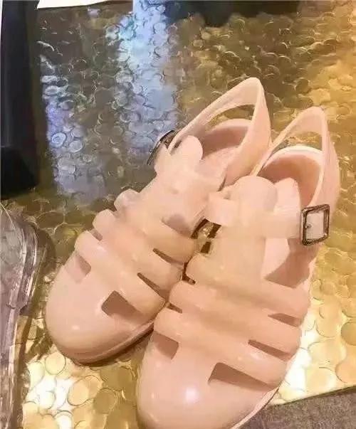 香奈儿的最新款凉鞋,香奈儿黑色发光凉鞋