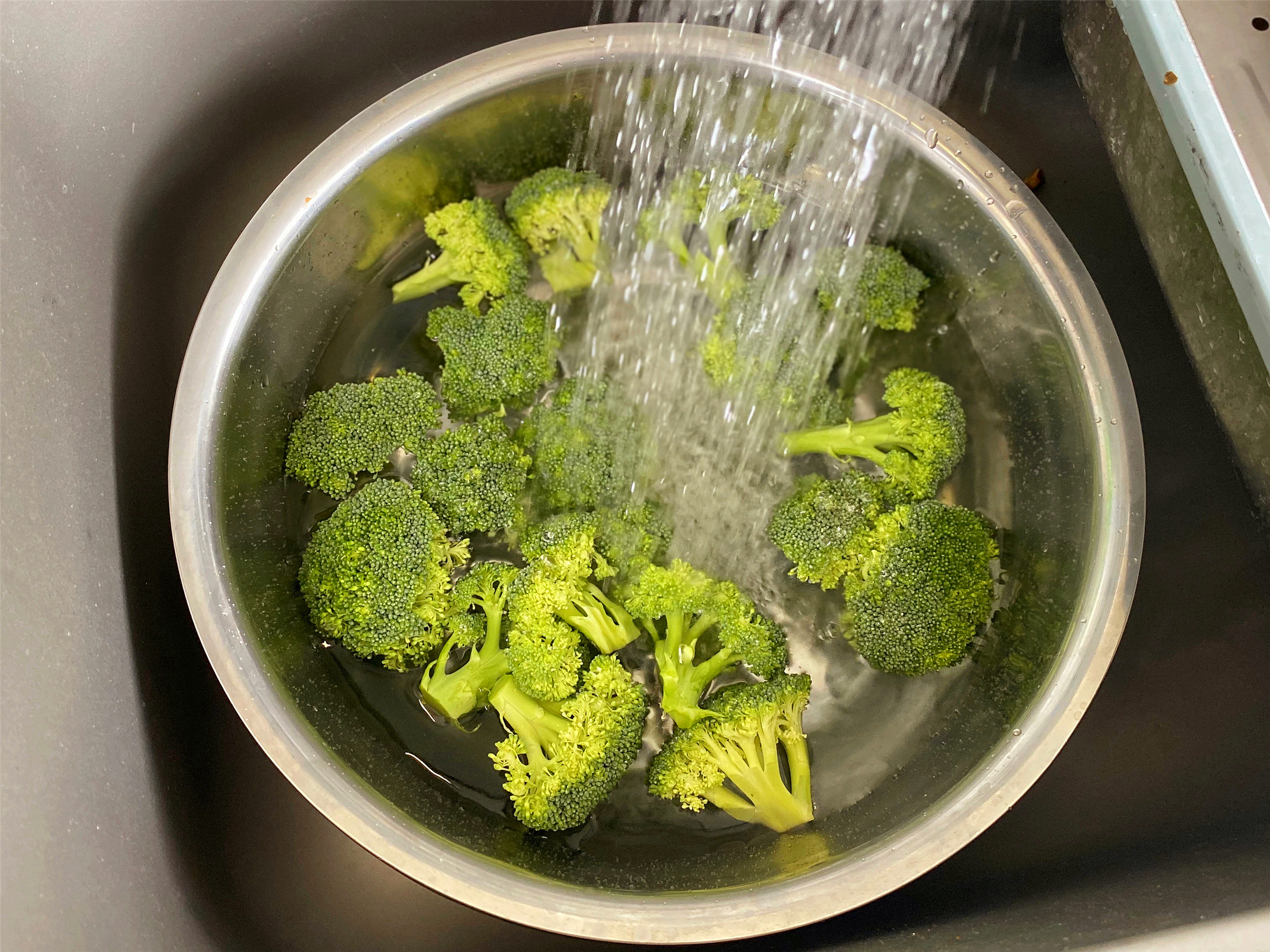 西兰花有灰尘怎么洗干净,西兰花用热水煮能把虫卵煮出来吗