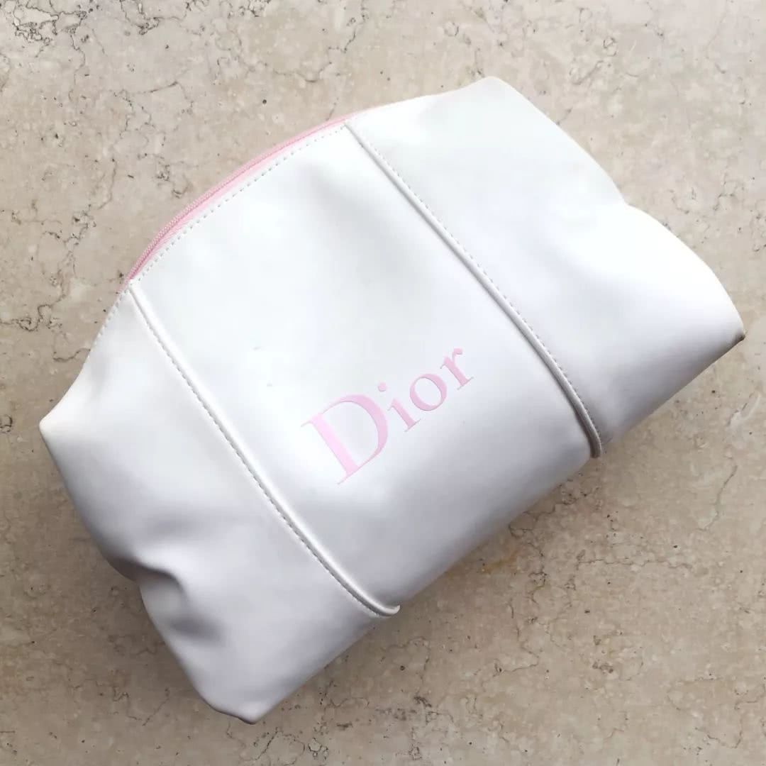 编辑部化妆包大公开,新年出行这样带就够了!