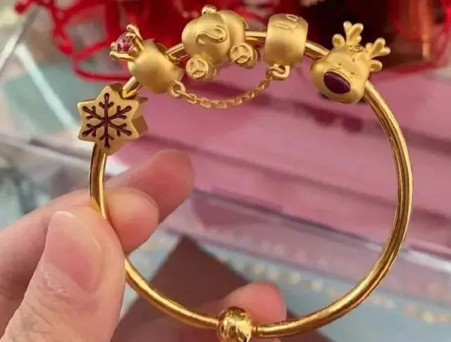 古法黄金手镯和手链哪个好 (四叶草手链和黄金手镯一起戴)
