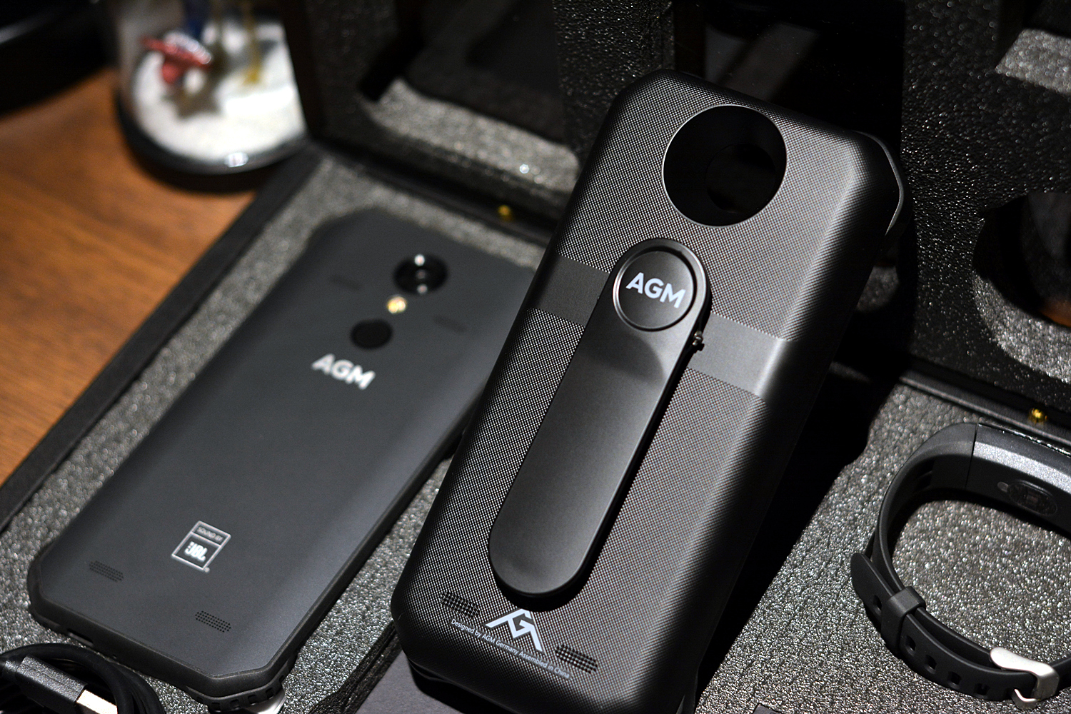 AGMH1手机：不怕摔，不怕水，能待机20天，父母最爱？