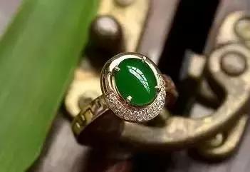 啤酒瓶冒充翡翠手镯全过程曝光,啤酒瓶制作冒充的翡翠手镯