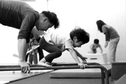 娃爱出汗是体虚还是缺钙,孩子睡觉出汗多是缺钙还是体虚