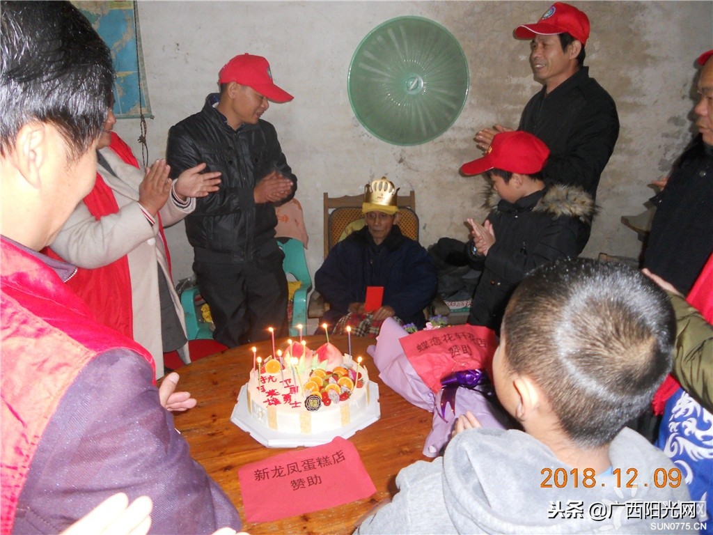 爱心志愿者给老人过集体生日,志愿者为103岁抗战老兵庆生