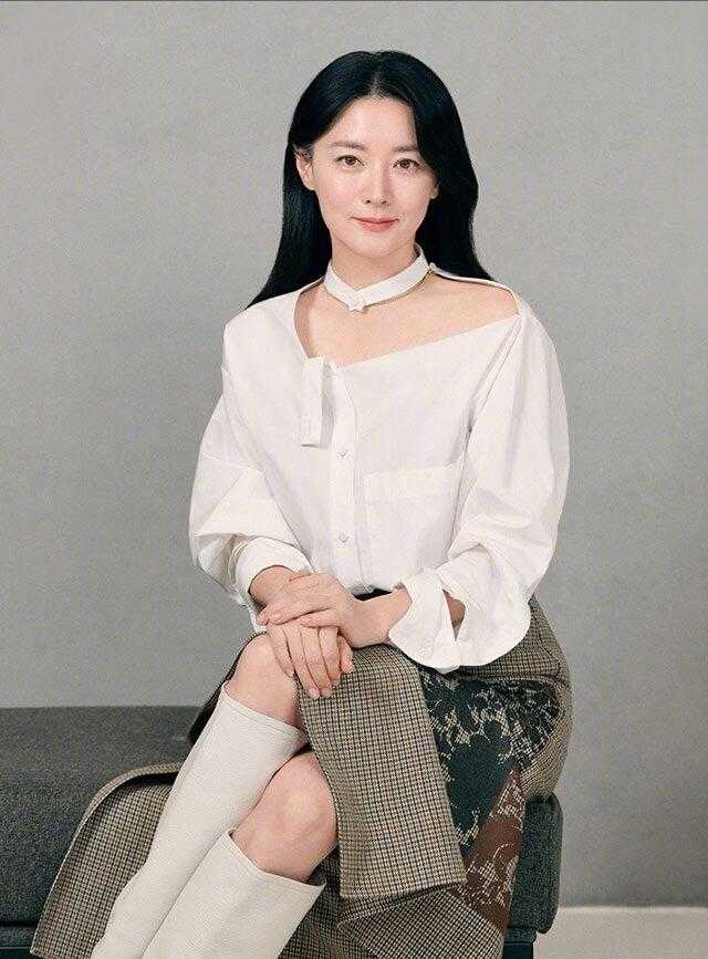 李英爱四十岁,李英爱穿花衬衫出席活动