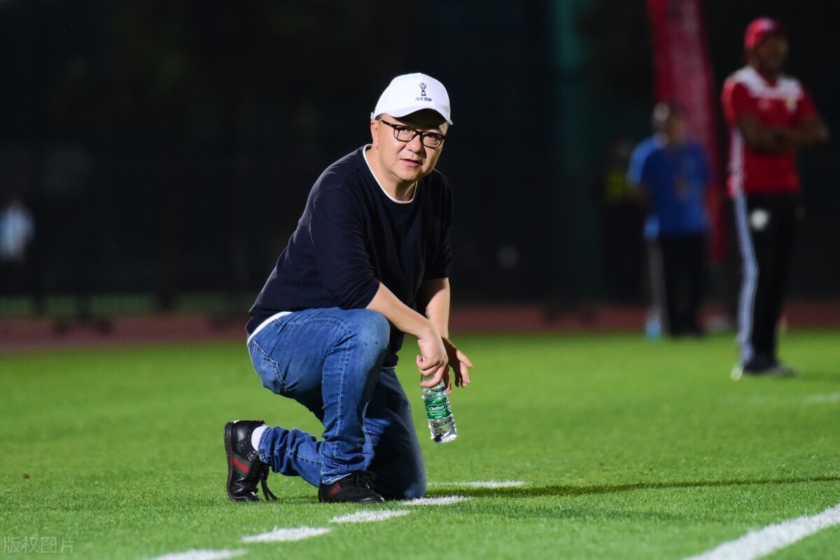 董路詹俊骂战再升级,你可以把我们当球盲,请不要把我们当傻瓜