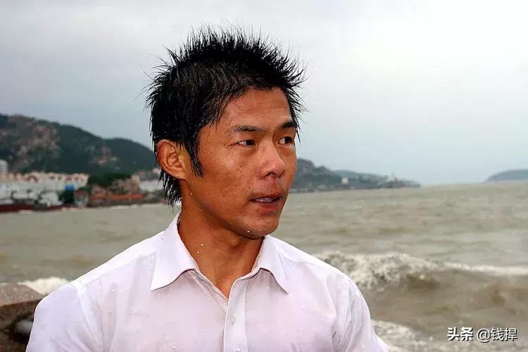 「钱眼回眸四十年-99」魏青刚三下大海与“麦莎”争夺落水女